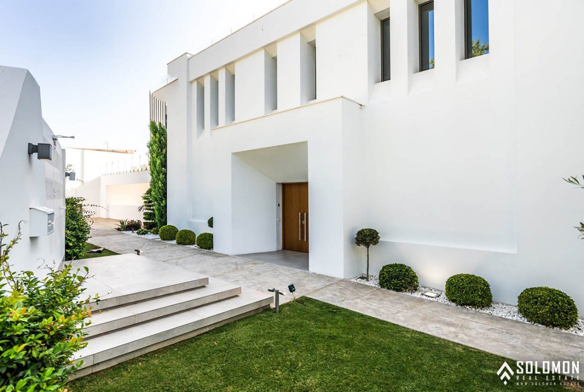 Well-Designed Deluxe House with an Infinity Pool in Nueva Andalucía - Marbella -Málaga - Spain