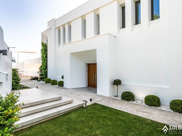Well-Designed Deluxe House with an Infinity Pool in Nueva Andalucía - Marbella -Málaga - Spain