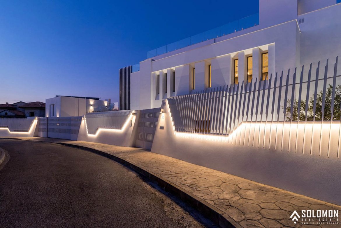 Well-Designed Deluxe House with an Infinity Pool in Nueva Andalucía - Marbella -Málaga - Spain