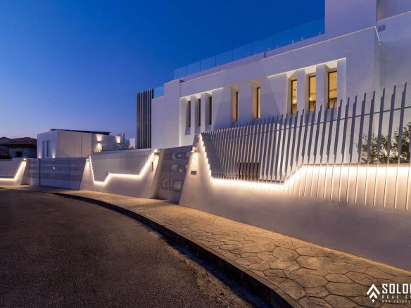 Well-Designed Deluxe House with an Infinity Pool in Nueva Andalucía - Marbella -Málaga - Spain