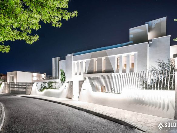 Well-Designed Deluxe House with an Infinity Pool in Nueva Andalucía - Marbella -Málaga - Spain