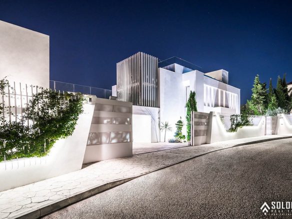 Well-Designed Deluxe House with an Infinity Pool in Nueva Andalucía - Marbella -Málaga - Spain