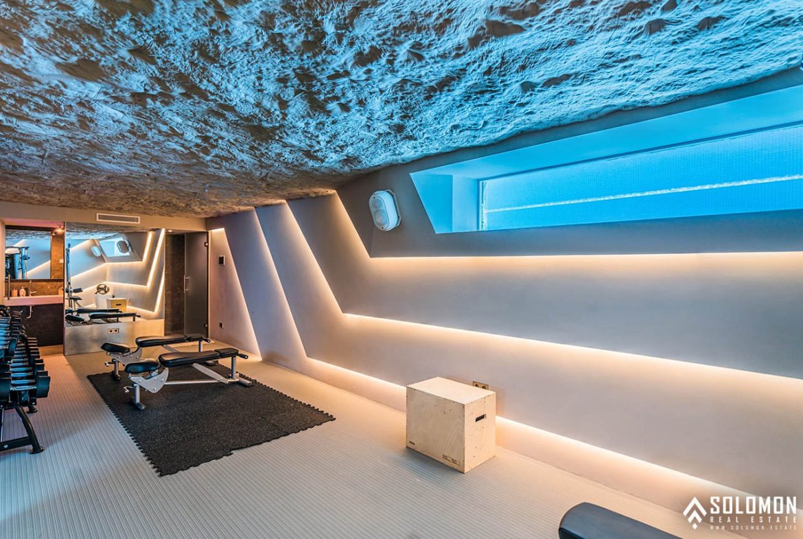 Well-Designed Deluxe House with an Infinity Pool in Nueva Andalucía - Marbella -Málaga - Spain