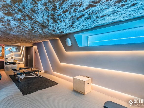 Well-Designed Deluxe House with an Infinity Pool in Nueva Andalucía - Marbella -Málaga - Spain