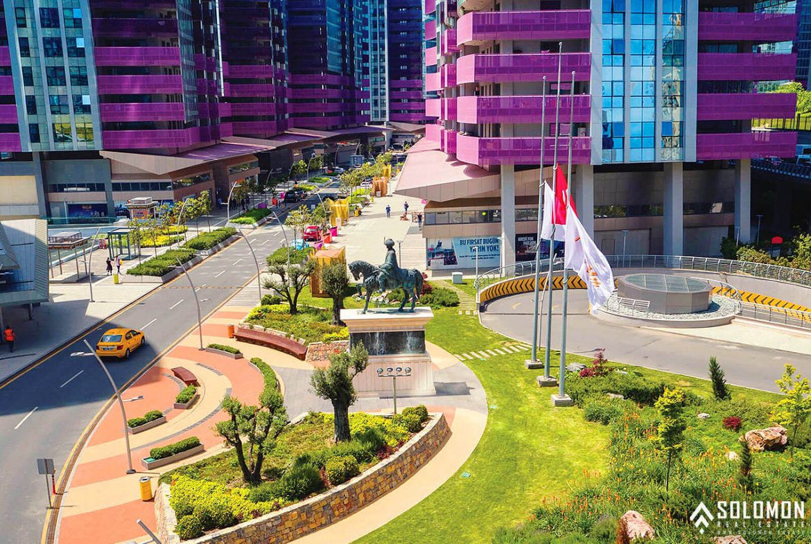 The shop for sale in Şişli, Maslak, Sarıyer, Istanbul draws attention with its advantageous location. The shop is situated in a complex with numerous brands and offers high-income potential.