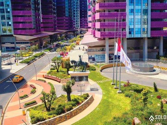 The shop for sale in Şişli, Maslak, Sarıyer, Istanbul draws attention with its advantageous location. The shop is situated in a complex with numerous brands and offers high-income potential.