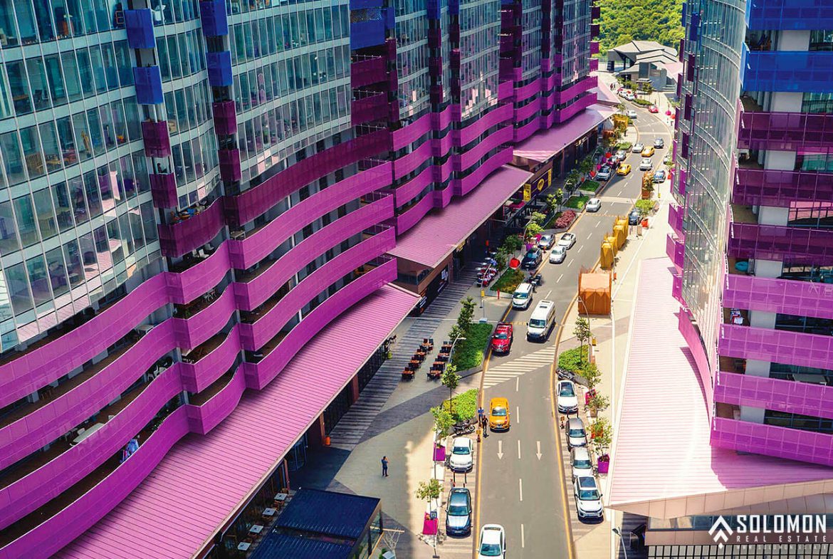 The shop for sale in Şişli, Maslak, Sarıyer, Istanbul draws attention with its advantageous location. The shop is situated in a complex with numerous brands and offers high-income potential.