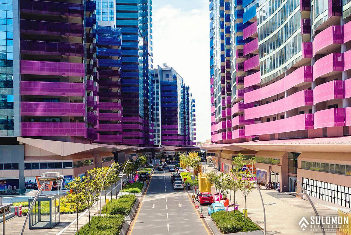 The shop for sale in Şişli, Maslak, Sarıyer, Istanbul draws attention with its advantageous location. The shop is situated in a complex with numerous brands and offers high-income potential.