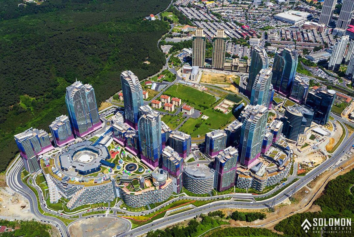 The shop for sale in Şişli, Maslak, Sarıyer, Istanbul draws attention with its advantageous location. The shop is situated in a complex with numerous brands and offers high-income potential.