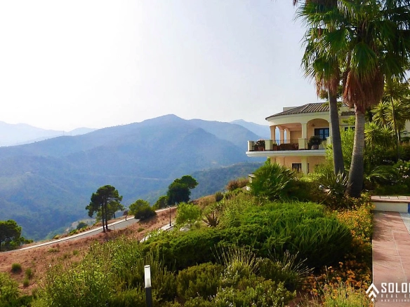 Bright Mansion with the Beautiful Swimming Pool in Benahavís – Costa del Sol – Marbella – Málaga – Spain