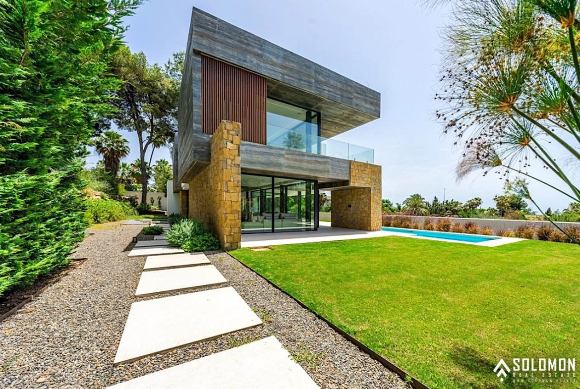 Unique Detached House with Pleasant Sea Views in Marbella – Costa del Sol – Nueva Andalucia – Málaga – Spain