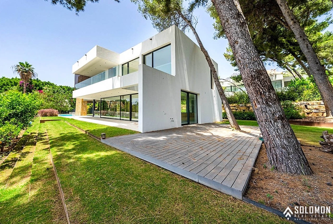 Unique Detached House with Pleasant Sea Views in Marbella – Costa del Sol – Nueva Andalucia – Málaga – Spain