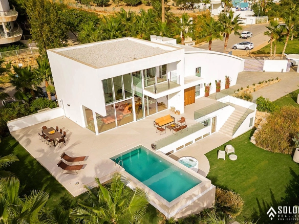 Luxury Villa in a Sought-After Neighborhood in Benalmádena – Costa del Sol – Marbella – Málaga – Spain