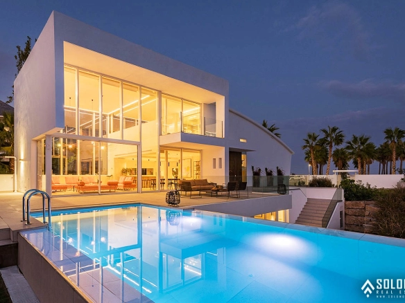 Luxury Villa in a Sought-After Neighborhood in Benalmádena – Costa del Sol – Marbella – Málaga – Spain